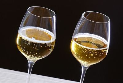 Cidre wird wie Champagner hergestellt und beides können Sie online beim Weinversand Vinatis kaufen.